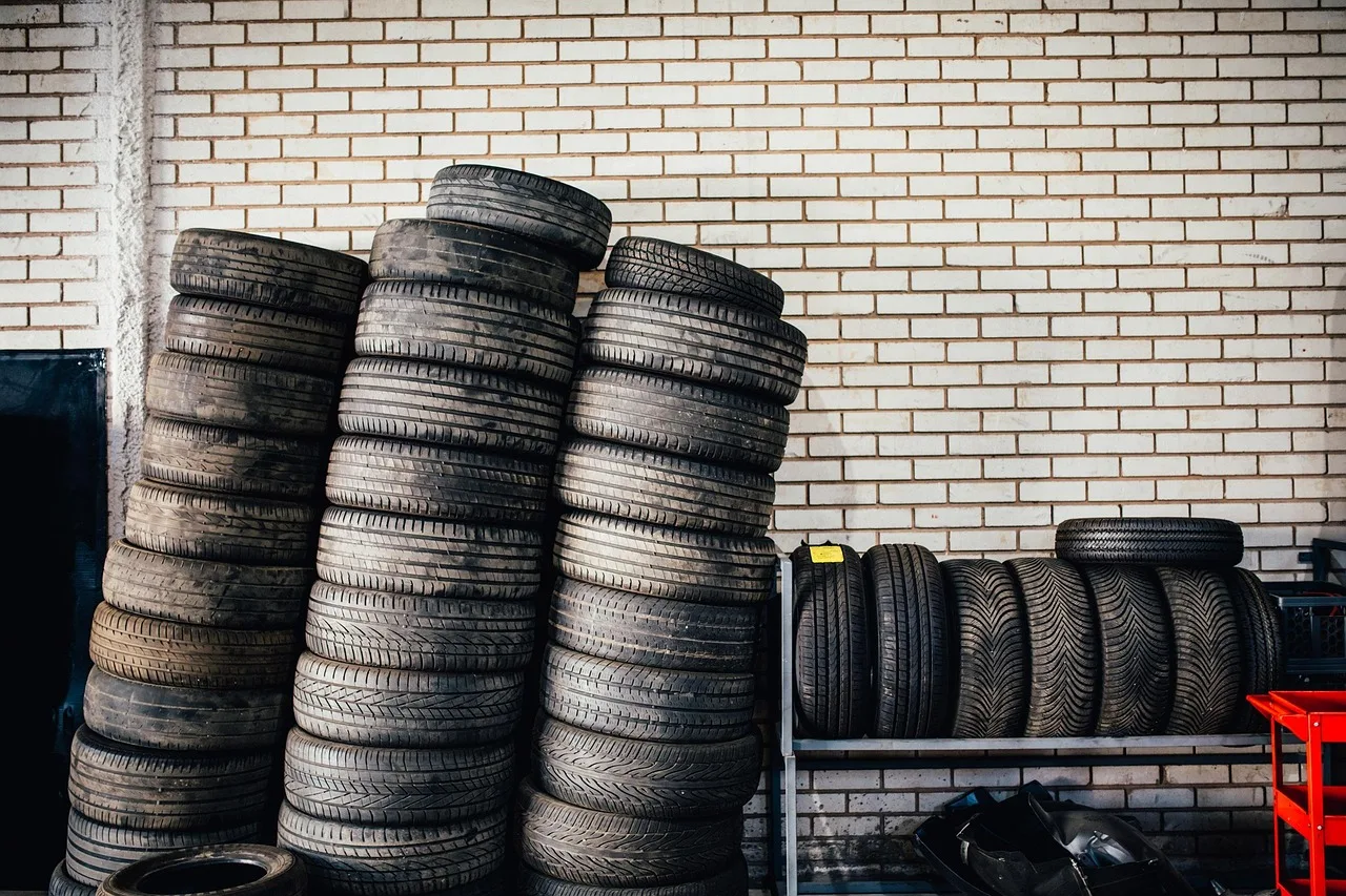 garage, auto shop, tires, wheels, vehicle repair shop, garage, garage, garage, garage, garage, auto shop, auto shop, auto shop, auto shop. Auto repair chains worth watching in 2027: 25 names grouped by ownership model