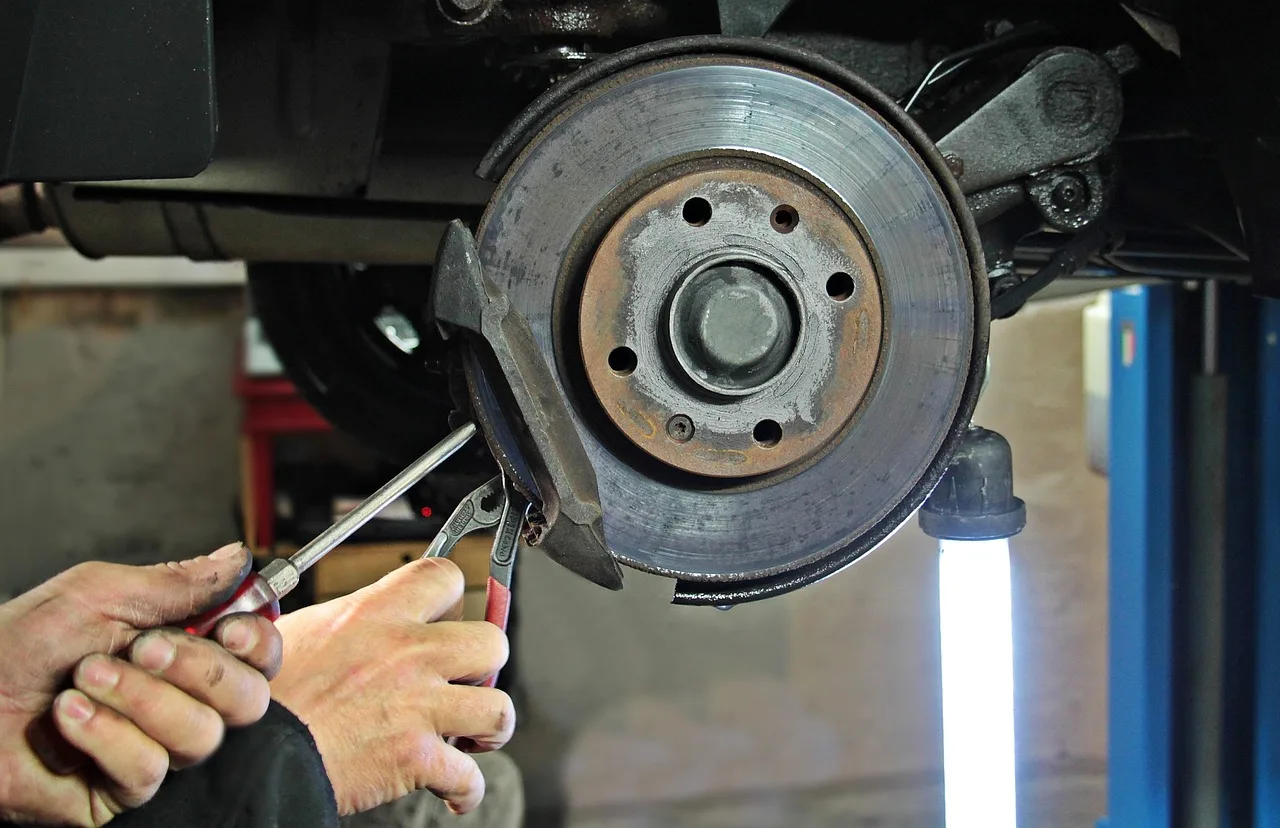 auto repair shop, workshop, brake disc, brake, change, brake change, automobile, car mechanic, specialist, lifting platform, repair, check, professional, vehicle, tool, work, lamp, work lamp, exchange, workshop, brake, brake, change, car mechanic, car mechanic, car mechanic, car mechanic, car mechanic, repair, repair. Auto mechanic apprentice ratio by province: the 1:1 rule for shops