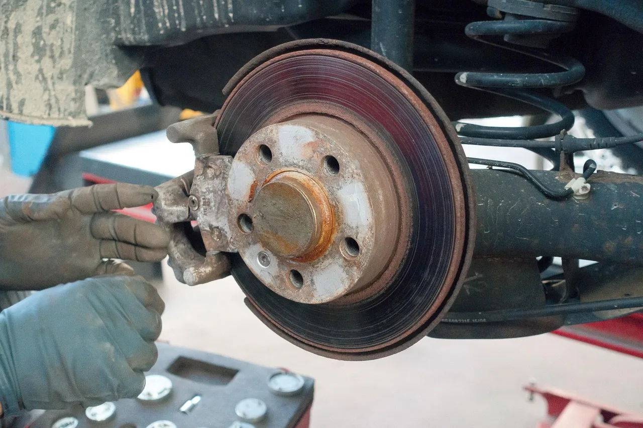 disc brake, rust, auto repair shop, workshop, repair, working gloves, lifting platform, car mechanic, master, professional, man of the fold, check, responsibility, specialist, expert, help, disc brake, auto repair shop, auto repair shop, auto repair shop, auto repair shop, auto repair shop. Auto repair shop plan: what to keep and what to drop