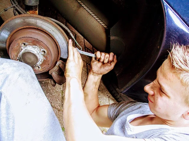 car mechanic, disc brake, revision, mount, assembly, disassembly, car repair, tinker, wrench, workplace, oliesmeer, wheel bearing, loosen, tighten, car mechanic, car mechanic, car repair, car repair, car repair, car repair, car repair. How to hire auto repair shop technicians who stick around long term